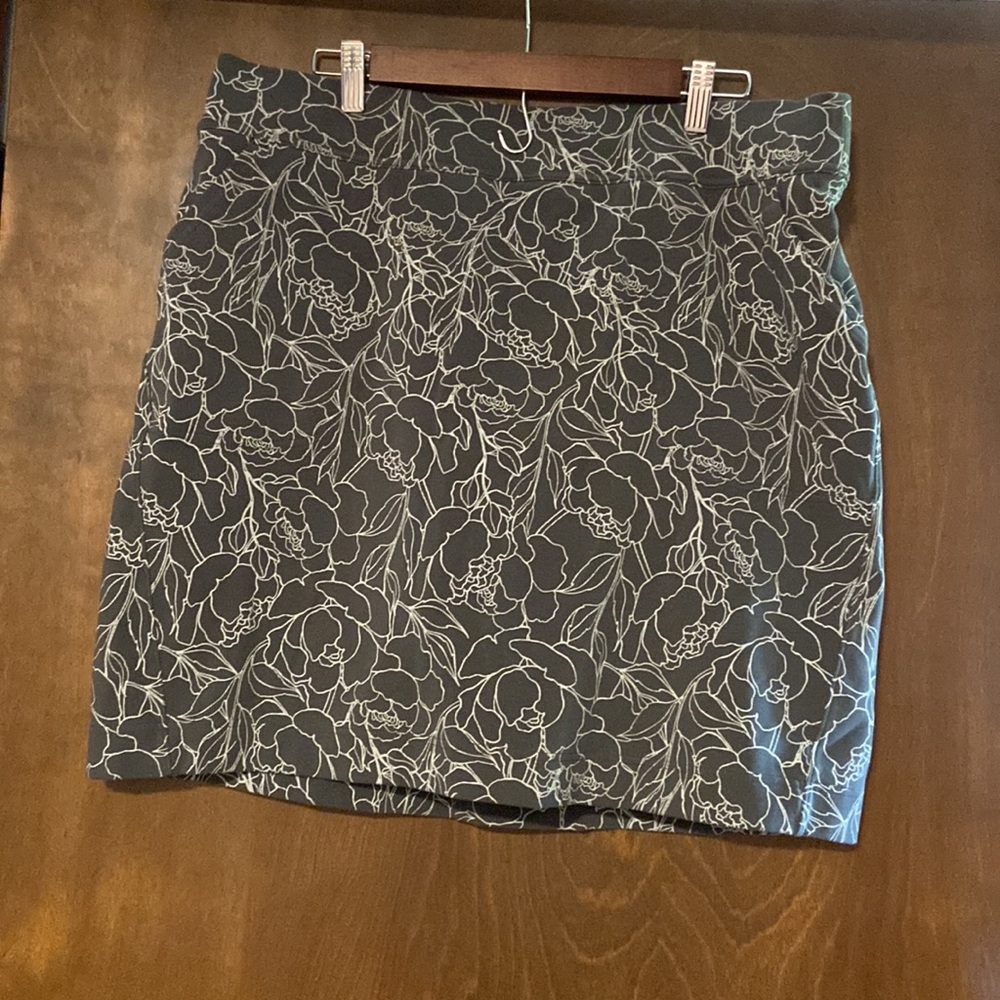 DULUTH TRADING CO L Skort 90% Cotton 10% Spandex Charcoal & White Pattern